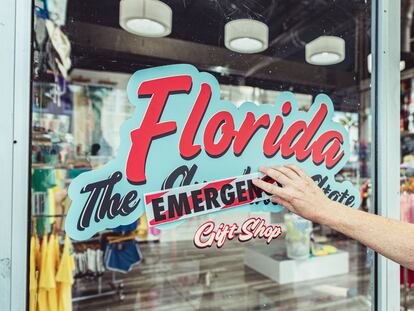Vitrina de la tienda falsa como parte de la campaña "Florida, el Estado de Emergencia" en Miami, Estados Unidos, el 12 de septiembre de 2022.