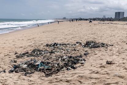 Cuando los pescadores recogen las redes, clasifican las capturas. También los residuos plásticos, que quedarán acumulados en la playa como si fuesen montañas de arena. Puesto que la capital togolesa no cuenta con un servicio de gestión de residuos diario, la marea y el viento se encargan de devolver los desechos al mar.