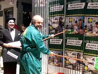 Francisco Garrido en la pegada de carteles