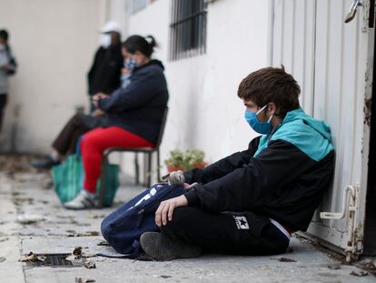 Un grupo de personas, a las puertas de una iglesia de Buenos Aires que funciona como comedor social.