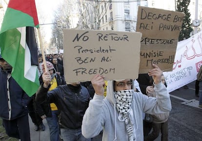 Ciudadanos procedentes de Túnez y Algeria se concentran en Lyon (Francia) para pedir que el ex presidente de Túnez huido ayer Zine el Abidine Ben Ali no regrese a su país.