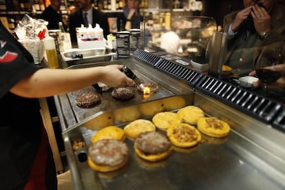 En la veu de Joan Jordi Miralles hi sura la ira freda de Jelinek, des d’un noi que treballa en una hamburgueseria.