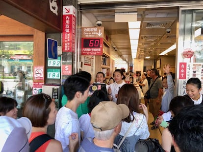 AGLOMERACIONES EN LA PUERTA DE DIN TAI FUNG /CAPEL