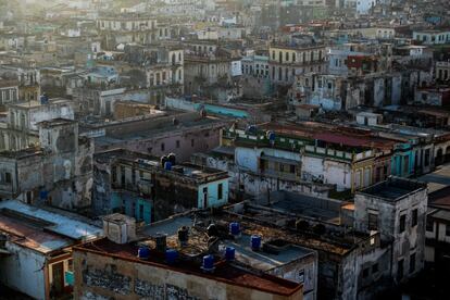 Vista de la Habana Vieja: el primer techo tiene diferentes tanques de agua encima.