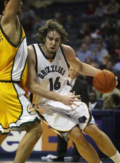 El español Pau Gasol, de los Grizzlies de Memphis, intenta superar la defensa de los SuperSonics de Seattle.