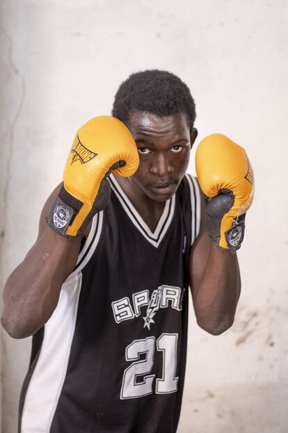 Papa Diop, 32 años. En el gimnasio de Guisse Mamadou, en el barrio de Balacoss, una decena de jóvenes y niños calientan los músculos. Hay quien va descalzo. 