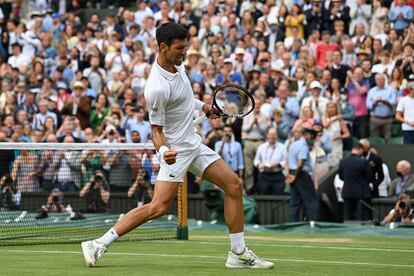 Djokovic elebra su triunfo contra Shapovalov, este viernes en la central de Wimbledon.