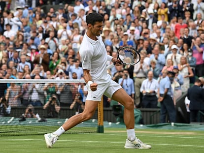 Djokovic elebra su triunfo contra Shapovalov, este viernes en la central de Wimbledon.