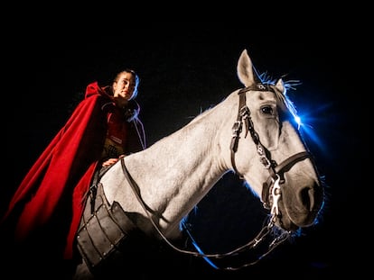 Paula Arcos, subida a un caballo durante la grabación del spot de la selección femenina de balonmano para el Europeo 2022.