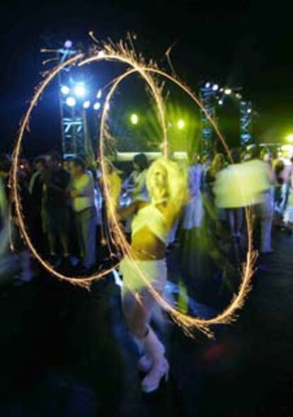 Uno de los espectáculos que animan la noche en el <i>Nightology boat.</i>