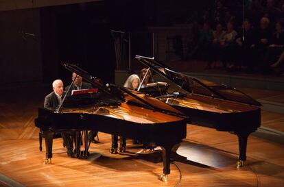 Daniel Barenboim y Martha Argerich, ante sus respectivos pianos. 