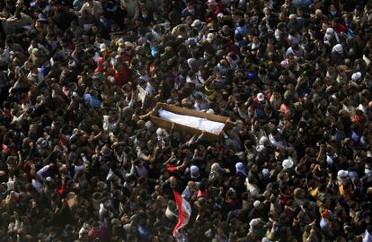 Miles de egipcios asisten al entierro de uno de las muertos en la represión de las protestas en la plaza de la Liberación por parte de la Policía.