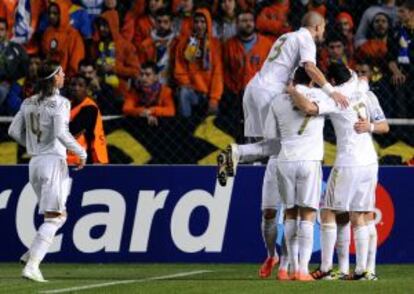 Los jugadores del Real Madrid celebran el gol de Benzema.