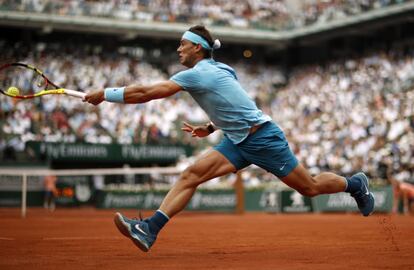 Rafael Nadal, em uma jogada durante a final de Roland Garros.