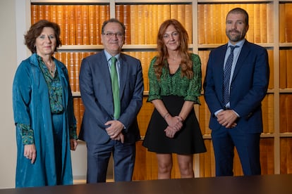 Reunión del jurado de los Premios Cinco Días en la sala de El Consejo. De izquierda a derecha: Helena Herrero, Jorge Rivera, Pilar Gil y Javier Escribano.