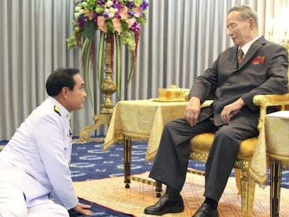 El general Prayuth Chan-ocha se postra el lunes ante el rey Bhumibol Adulyadej en el hospital en que se encuentra ingresado