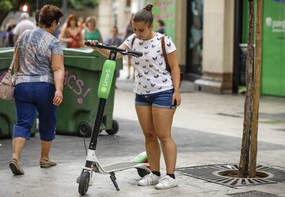 VALENCIA 6-9-2018
 Un patinete de la empresa Lime en el centro de Valencia.