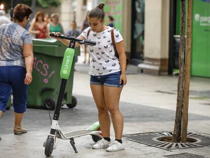 VALENCIA 6-9-2018
 Un patinete de la empresa Lime en el centro de Valencia.