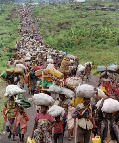 Miles de refugiados hutus ruandeses caminan hacia la frontera de Ruanda con la República Democrática de Congo, cerca de la ciudad congoleña de Goma, tras abandonar el campo de refugiados de Mugunga (imagen de 1996).