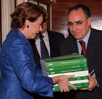 Magdalena Álvarez entrega al presidente del Parlamento, Javier Torres Vela, los tomos del presupuesto.