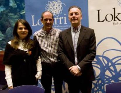 Paúl Ríos, de Lokarri, flanqueado ayer por Maialen Lizarralde y Oliver Wilkinson en el Aquarium.