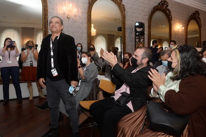 El director indio Pan Nalin, tras ganar este sábado la Espiga de Oro de la 66ª Semana Internacional de Cine de Valladolid por su película "Last Film Show".