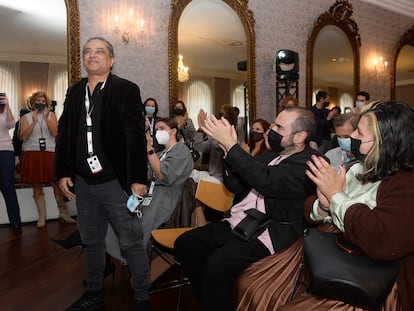 El director indio Pan Nalin, tras ganar este sábado la Espiga de Oro de la 66ª Semana Internacional de Cine de Valladolid por su película "Last Film Show".