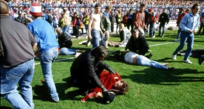 Seguidores de fútbol son atendidos en el estadio de Hillsborough en 1989.