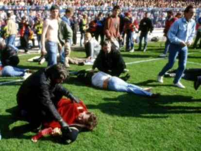 Seguidores de fútbol son atendidos en el estadio de Hillsborough en 1989.