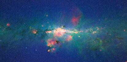 El telescopio Spitzer de la NASA es capaz de ver en infrarrojo. Apuntó al corazón de nuestra galaxia. Y salió esto tras un tratamiento por ordenador.