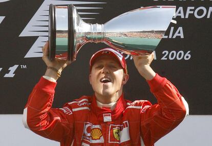 El alemán levanta en el podio el trofeo de vencedor del Gran Premio de Italia que se disputó en el circuito de Monza el 10 de septiembre de 2006.