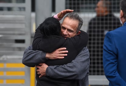 Israel Vallarta abraza a su esposa Mary Sainz, a las afueras del penal del Altiplano, este viernes.