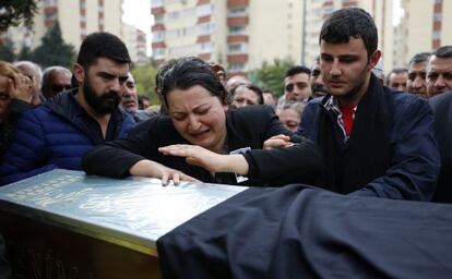 Una mujer llora sobre el ataúd de una de las víctimas del atentado en Ankara, este lunes.