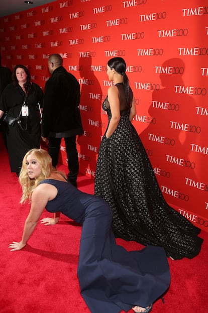 Amy Schumer, durante su caída frente a Kanye West y Kim Kardashian, el 21 de abril de 2015, en la gala Time 100 en Nueva York (Estados Unidos).
