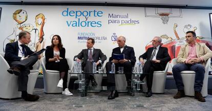 Lorenzo Cooklin, Eli Pinedo, Emilio Butrague&ntilde;o, Rafael Rull&aacute;n, Horacio Gaggioli y Alberto Berasategui en la presentaci&oacute;n del libro en Madrid.
 
 