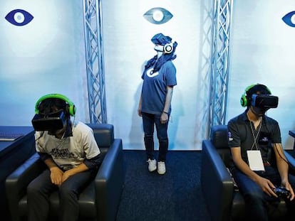 Tres usuarios prueban las gafas de realidad aumentada Oculus Rift, el a&ntilde;o pasado en una feria japonesa.