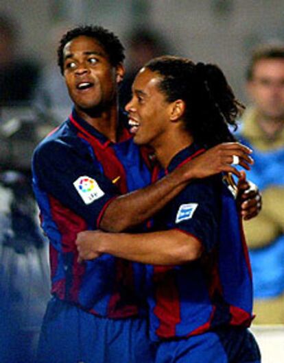 Kluivert y Ronaldinho se abrazan tras un gol.
