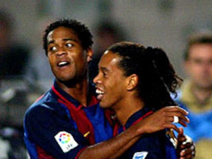 Kluivert y Ronaldinho se abrazan tras un gol.