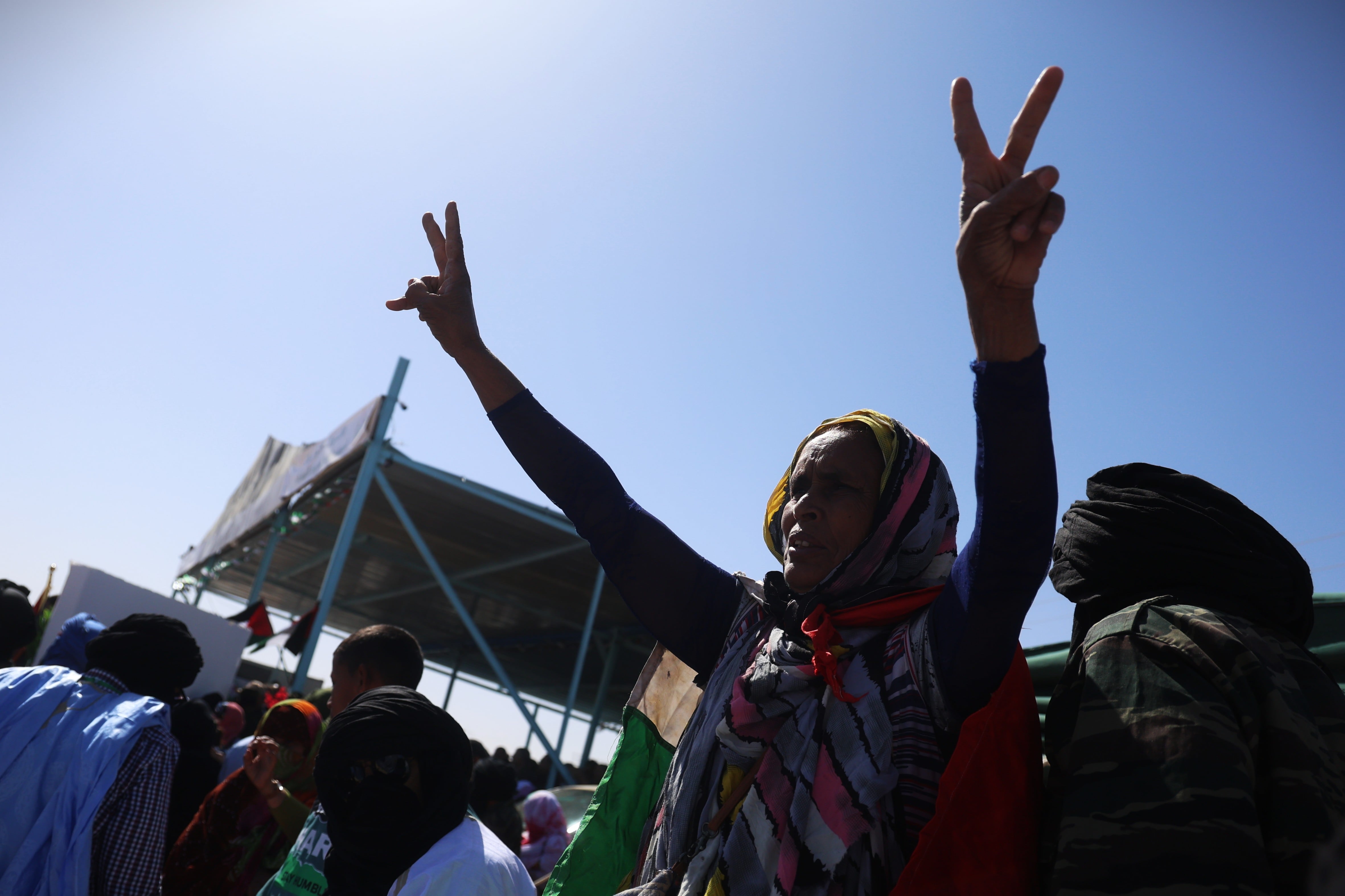 Una mujer asiste a un desfile militar el 8 de abril en los campamentos que acogen a saharauis en Argelia.