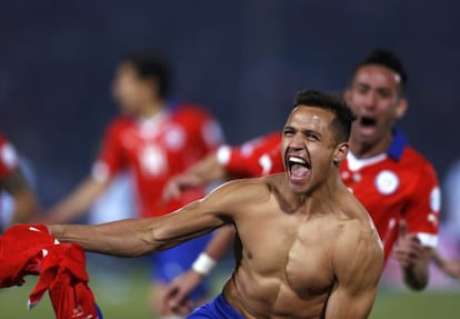 Alexis Sanchez celebra t&iacute;tulo do Chile.