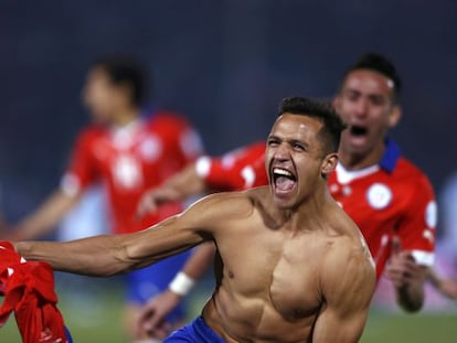 Alexis Sanchez celebra t&iacute;tulo do Chile.