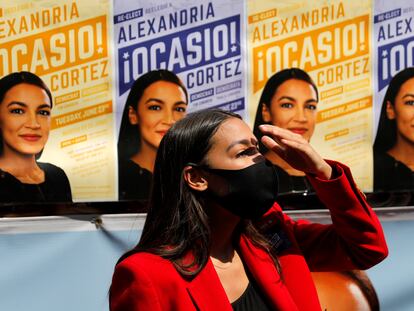 La congresista Alexandria Ocasio-Cortez, conversa con los medios de comunicación durante las elecciones primarias, este martes en Nueva York.