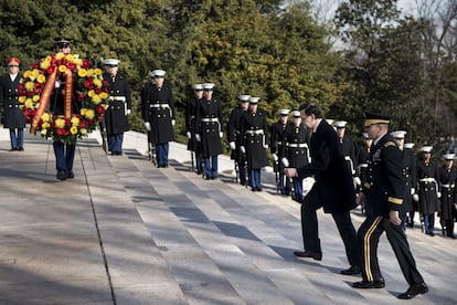 Mariano Rajoy durante el acto homenaje al soldado ca&iacute;do en el cementerio de Arlington, en el primer acto de su viaje a Washington