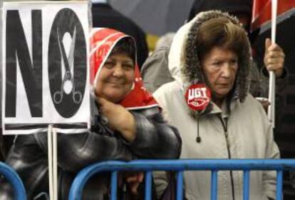 Dos mujeres participan en la manifestación del Primero de Mayo en Madrid.