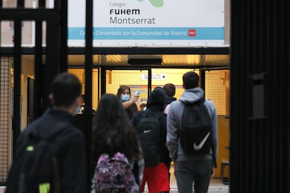 Escolares del colegio público Montserrat Fuhem, en Madrid, pasan el control de temperatura, en septiembre de 2020.