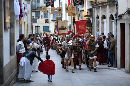 Durante todos los días es habitual cruzarse con desfiles por el centro de la localidad lucense. En la imagen, una formación romana recorre las calles de la ciudad.