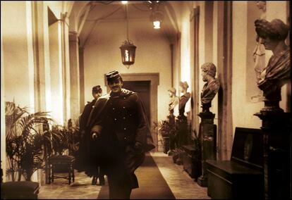 En la imagen, el actor Alain Delon pasando por el hall del palacio Valguarnera.