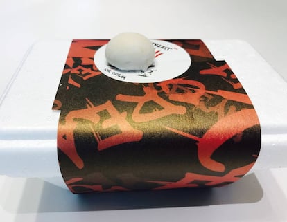 CON UN MOCHI PARA TOMAR ANTES DE ABRIR LA CAJA / CAPEL