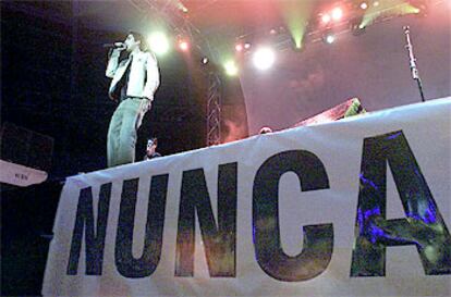 El cantante Álex Ubago, durante su actuación en la plaza La Cubierta, de Leganés.