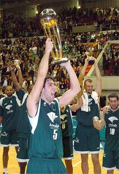 Berni Rodríguez, capitán de Unicaja, levanta el trofeo de campeones.